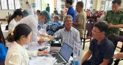 Lấy mẫu ADN thân nhân liệt sĩ tại Công viên Lê Thị Riêng