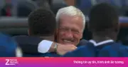 Mbappe ôm HLV Deschamps gây xúc động sau bàn thắng tại World Cup