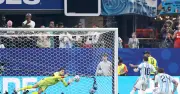 Messi đá hỏng penalty, ghi kỷ lục chẳng ai muốn