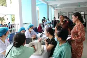 Người dân 16 xã phường ven sông Hồng được khám sức khỏe định kỳ