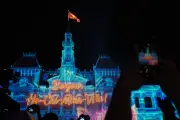 Người dân thích thú xem 3D mapping mừng 50 năm thành phố mang tên Bác