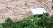 Ngôi nhà hai tầng đổ sập xuống dòng nước lũ ở Lai Châu
