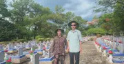 Năm người con đưa cha mẹ cựu chiến binh thăm nghĩa trang Trường Sơn
