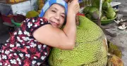 Quả mít khổng lồ nặng 53 kg khiến chợ Đồng Mỏ xôn xao