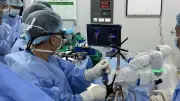 Robot Mazor X thế hệ 4 giúp sinh viên thoát vẹo cột sống phức tạp