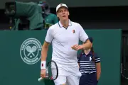 Sinner vượt khó bảo vệ ngôi vương Wimbledon, thắng Borges