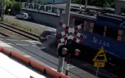 Xe ô tô bị tàu hỏa đâm nát sau khi vượt đường ray ở Ba Lan